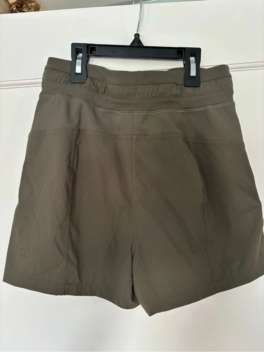 Lululemon Dance Studio army green 3.5” shorts Size 2 nwot